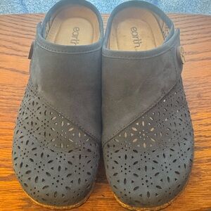 Earth Dark Blue Suede Clogs ERINN Size 9W